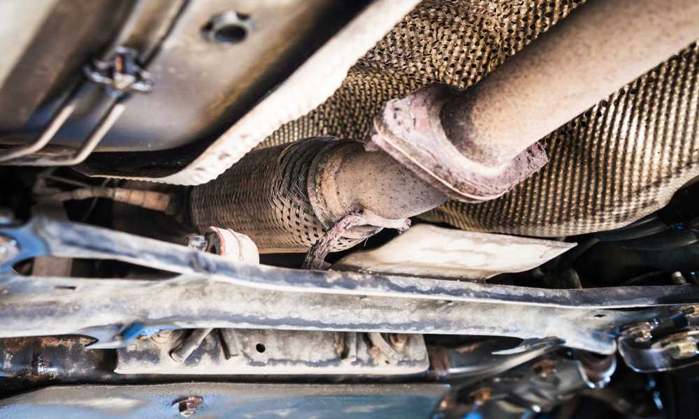 How can I tell if my car's exhaust is leaking